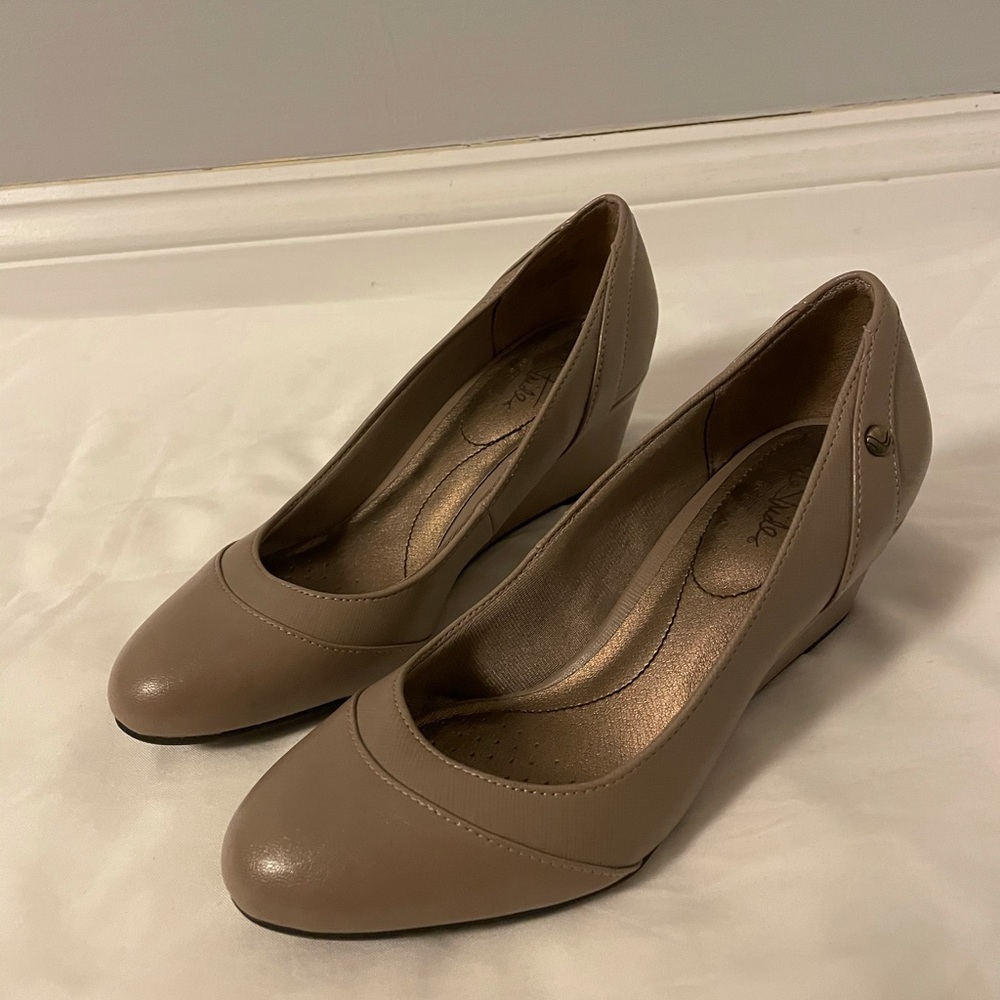 DREAMS PUMP WEDGE size 7- LifeStride